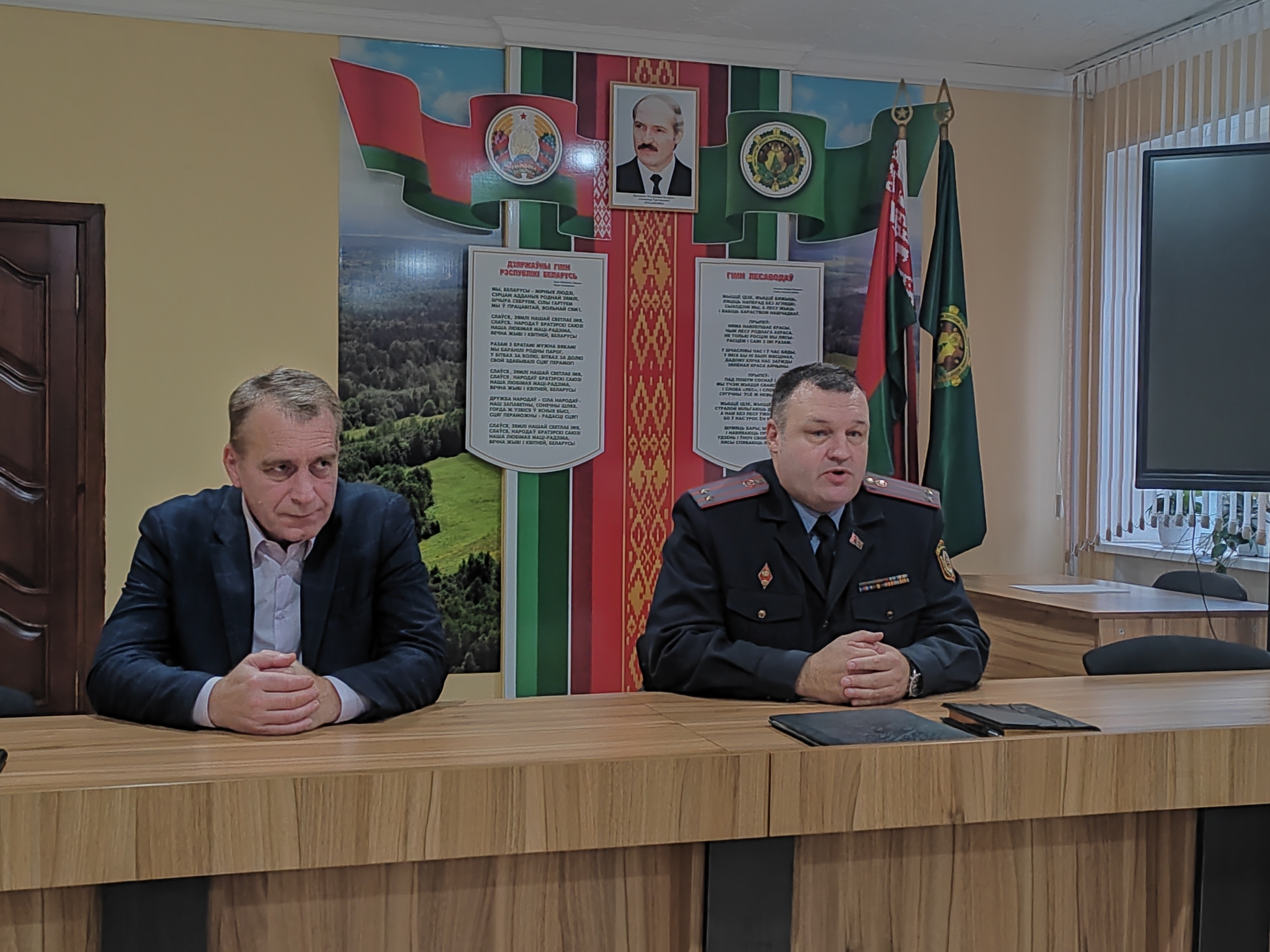 Начальник Россонского РОВД Андрей Николаев провел встречу с коллективом Россонского лесхоза.