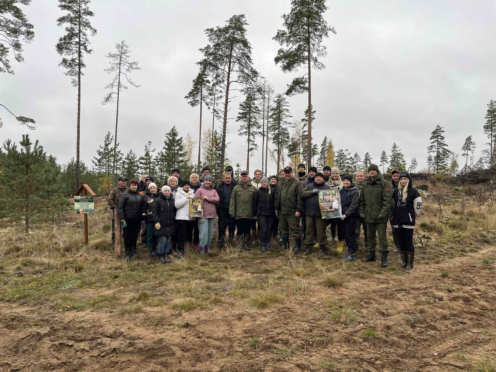 Работники Россонского райисполкома под руководством  председателя Алексея Гарбуля  присоединились к республиканской акции «Дай лесу новае жыццё!»
