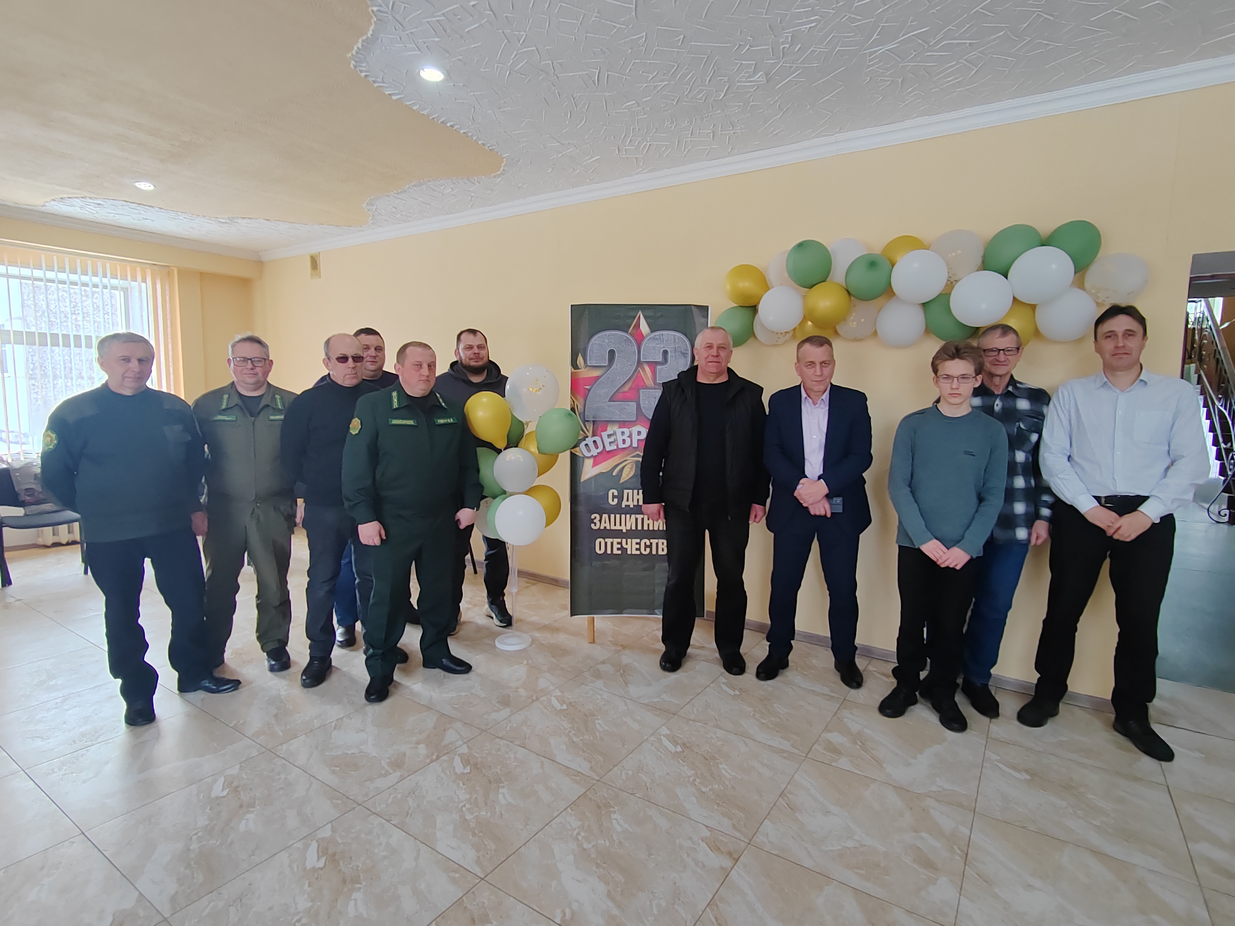 Женская половина коллектива Россонского лесхоза ярко и креативно поздравила мужчин с 23 Февраля, создав праздничную атмосферу, оторвавшись от проблем, забот и привычных  дел.
