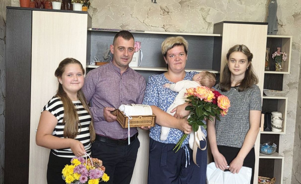Оберег для сына лесовода: в Россонском районе чествовали многодетную семью 