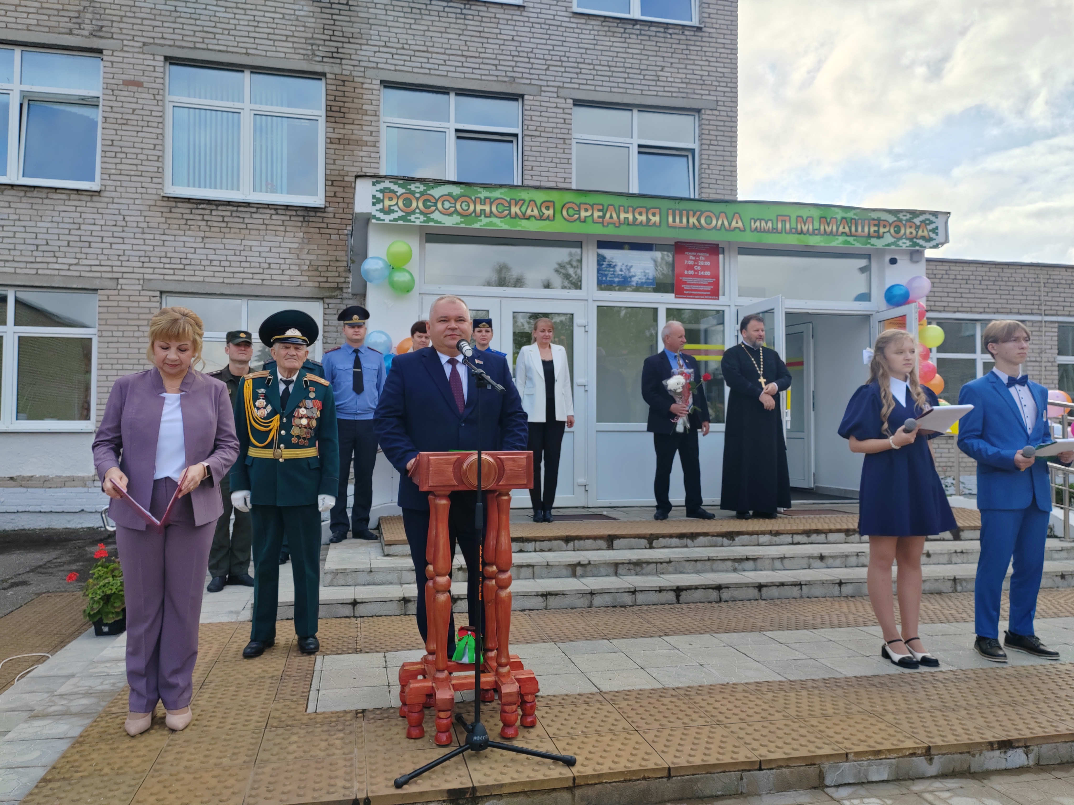 Сегодня первые звонки прозвучали по всей стране.