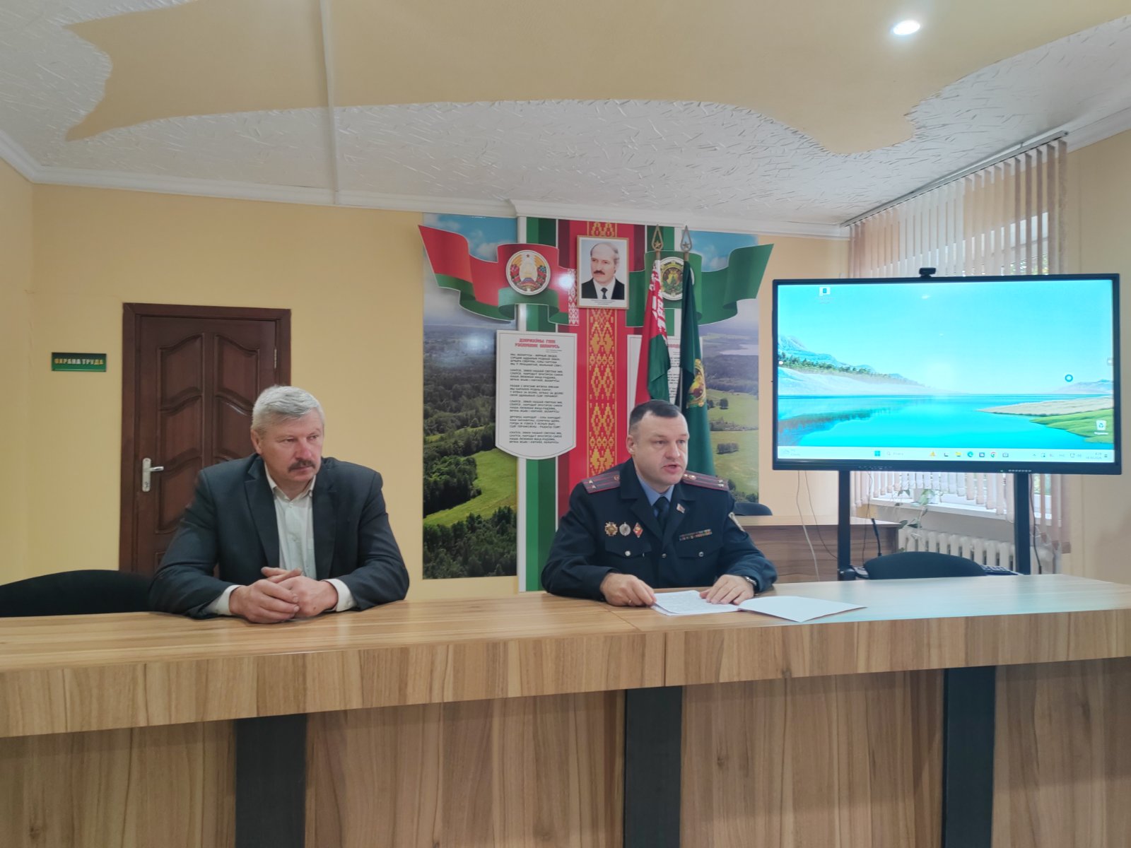 Начальник Россонского РОВД Андрей Николаев встретился с коллективом Россонского лесхоза и напомнил о правилах кибербезопасности.
