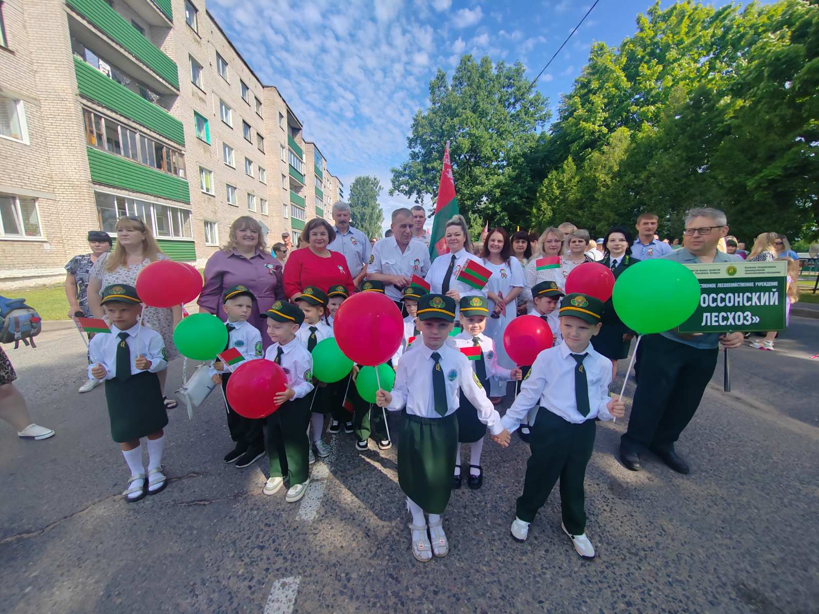 Коллектив Россонского лесхоза вместе с лесовичками принимают активное участие в праздничном шествии 