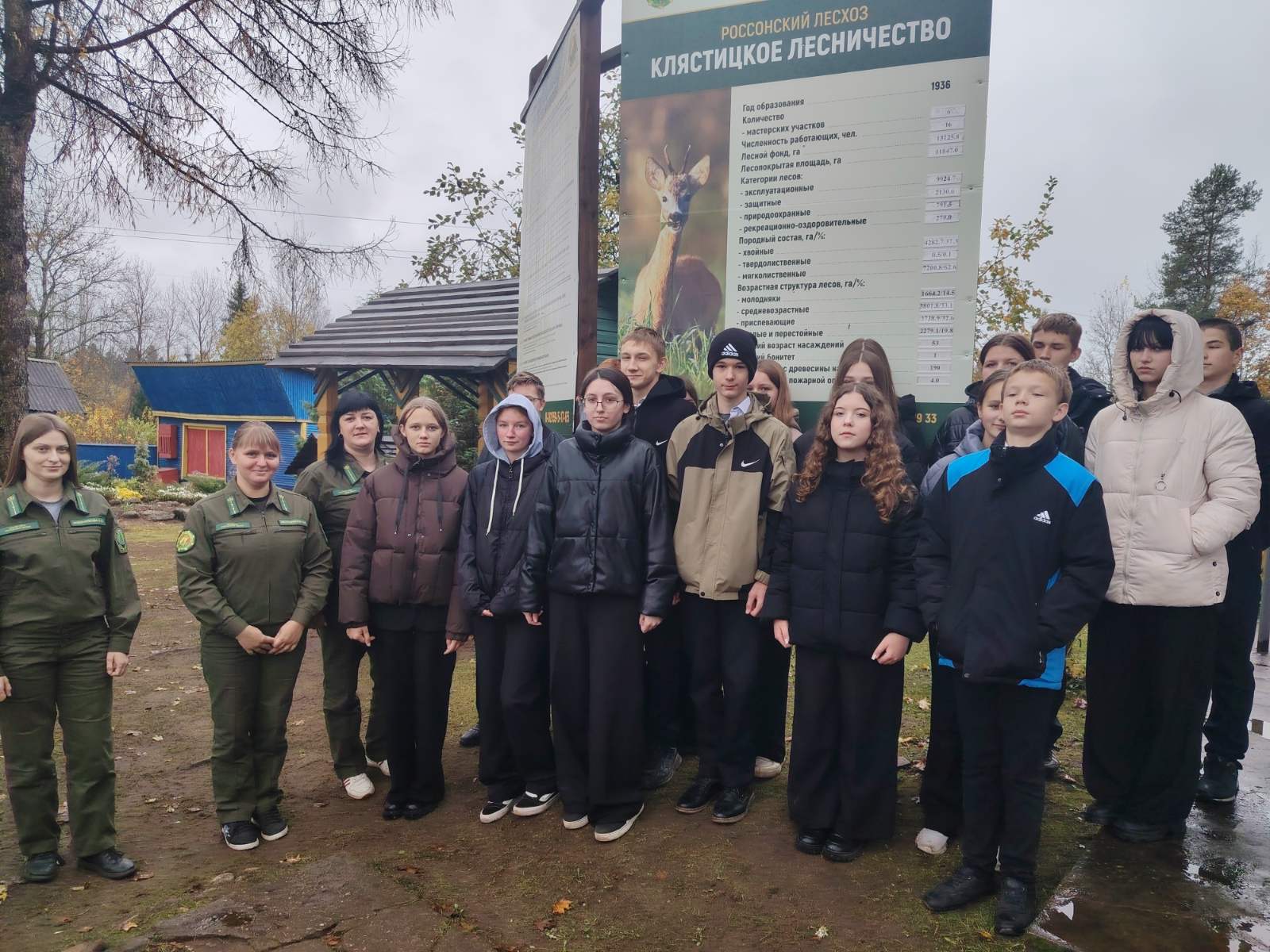 В Клястицком лесничестве Россонского лесхозе прошла открытая тематическая экскурсия для учащихся 8-11 классов Клястицкой средней школы.