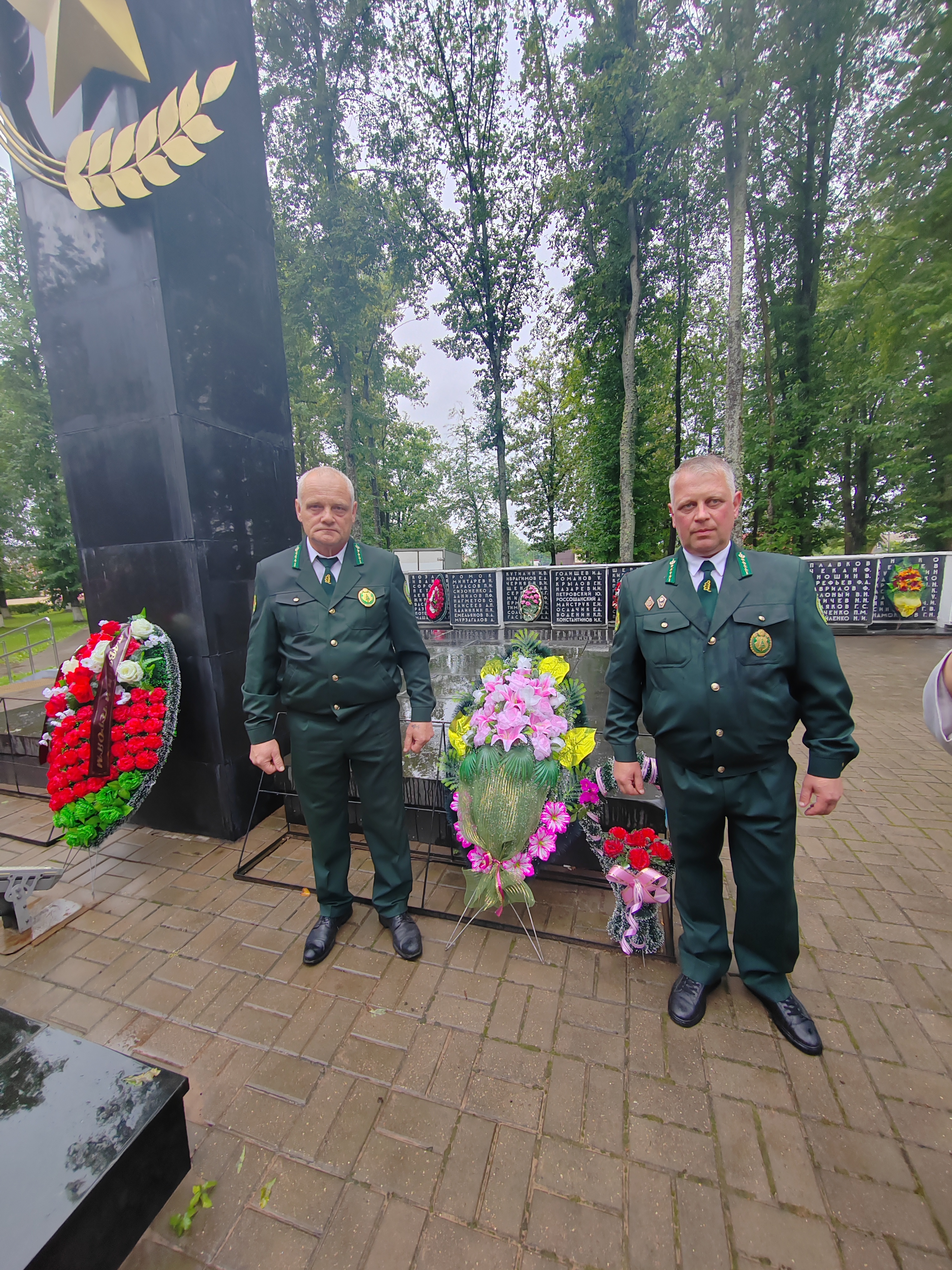 Коллектив Россонского лесхоза пришёл сегодня в Мемориальный парк, чтобы почтить память героев, защищавших нашу землю от немецко-фашистских захватчиков.