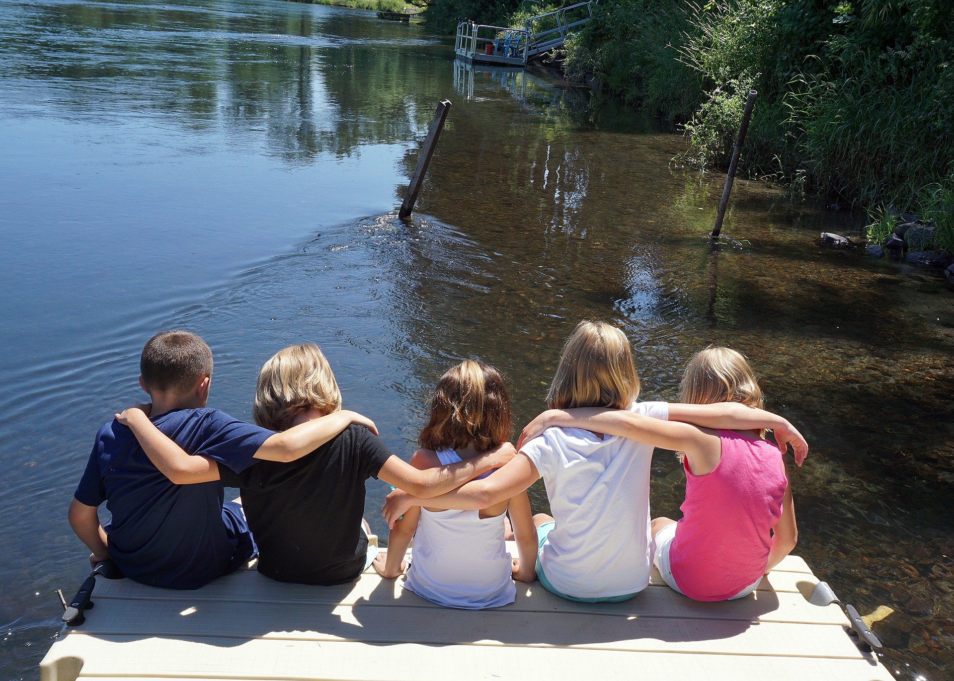 Каникулы на речке. Река для детей. Дети в лагере на реке. Детский лагерь на берегу реки. Дети на озере.