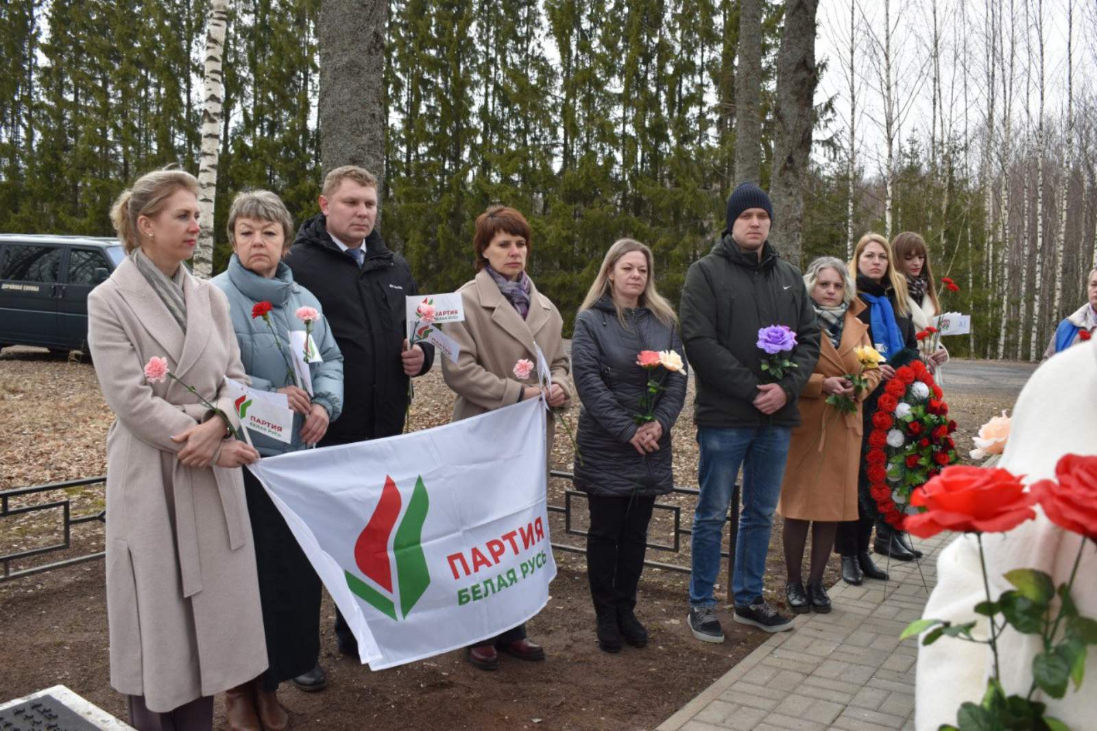 Работники Россонского лесхоза присоединились и почтили память погибших людей в Хатыни в годы Великой Отечественной войны.
